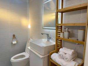 Koupelna v ubytování Sunkissed Haven - Coastal Escape + 5 fotografií