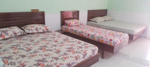 Ένα ή περισσότερα κρεβάτια σε δωμάτιο στο Sri Sri Residency Mantralayam