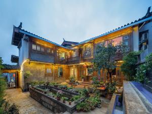 Un jardín fuera de Hidden Mountain Boutique Scenic Inn