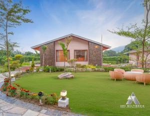 BelparāoThe Corbett Sapphire的前面有草坪的房子