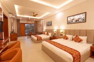 BelparāoThe Corbett Sapphire的有两张床和一台电视的酒店房间