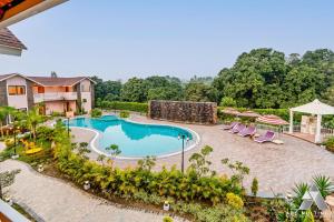 BelparāoThe Corbett Sapphire的度假村游泳池的俯视图