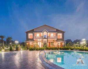 BelparāoThe Corbett Sapphire的一栋前面有游泳池的大房子