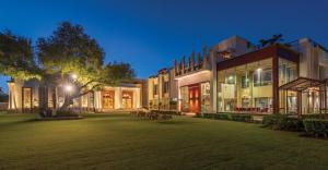 Un edificio con césped delante. en Lariya Resort, en Jodhpur