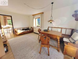 BräuhofHoliday home in Bad Aussee - Steiermark 55006的客厅里有一张桌子和一张沙发