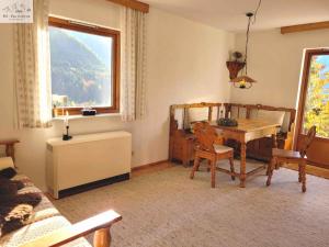 BräuhofHoliday home in Bad Aussee - Steiermark 55006的有桌子和窗户的餐厅