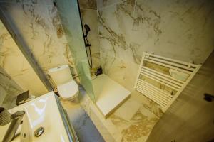 een badkamer met een wit toilet en een wastafel bij Love Room romantique avec jacuzzi - Arles centre in Arles