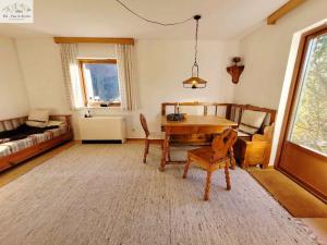 BräuhofHoliday home in Bad Aussee - Steiermark 55006的客厅里有一张桌子和一张沙发 更多30张照片