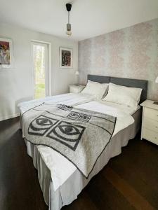 Ένα ή περισσότερα κρεβάτια σε δωμάτιο στο Modern Design Villa On Älgö Island