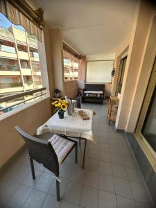 罗克布吕讷-卡普马丹Bright Seaside Studio的一间客房内配有桌椅的房间