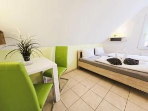 Una habitación de hotel con una cama, una mesa y una silla. en Ferienhaus Rerik Piratenlager, en Rerik