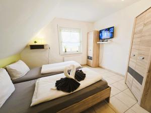 una habitación de hotel con dos camas y un televisor de pantalla plana en Ferienhaus Rerik Piratenlager, en Rerik