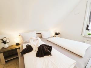 Dos camas en una habitación con dos cisnes sobre ellas. en Ferienhaus Rerik Piratenlager, en Rerik 21 fotos más