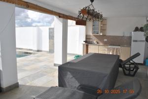 una cucina con tavolo e tovaglia nera. di Casa Romo 2 a Rute