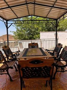 un tavolo e delle sedie sotto un ombrellone in un patio di Casa Romo 2 a Rute