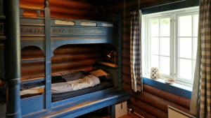 En eller flere køjesenge i et værelse på Historic Cabin From 1906 In Sjusjøen