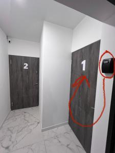 伊万诺-弗兰科夫斯克Smart Modern loft apartments 1的一个有两扇门和一根红绳的房间