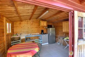 Saint-Fortunat-sur-EyrieuxChambres D'hôtes Mondon Le Haut的小屋内的厨房配有炉灶和冰箱