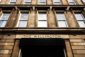 Un edificio con un cartel que dice Wellington en The Hobson Cambridge by Adina, en Cambridge