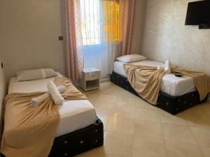 - 2 lits dans une chambre d'hôtel avec 2 lits dans l'établissement Villa agadir, à Glalcha 8 autres photos