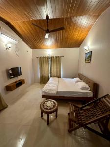 sypialnia z łóżkiem i sufitem w obiekcie Nirvana Bhimashankar Jungle Resort w mieście Bhimashankar