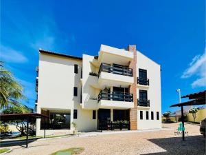 MangabeiraDunnas XXI By Holiday Stays的白色公寓大楼,后面有蓝色的天空
