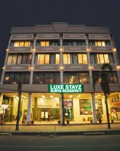 un grande edificio con un cartello di fronte di Hotel Surya Residency, Amritsar ad Amritsar