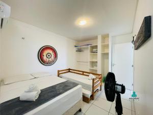 MangabeiraDunnas XXI By Holiday Stays的一间卧室配有两张床和一台摄像头