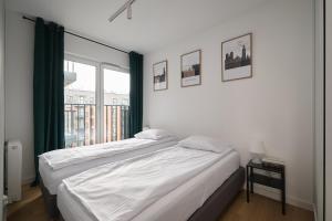 Giường trong phòng chung tại Apartamenty niedaleko dworca od WroclawApartament-pl