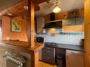 Η κουζίνα ή μικρή κουζίνα στο Appartement avec SUPERBE VUE MER et terrasse, à 100m plages à TREGASTEL - Ref 97