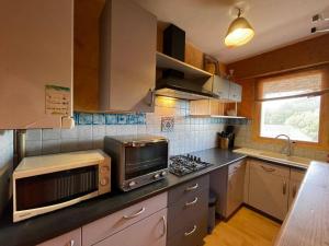 Η κουζίνα ή μικρή κουζίνα στο Appartement avec SUPERBE VUE MER et terrasse, à 100m plages à TREGASTEL - Ref 97 +6 φωτογραφίες