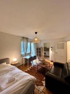 Un pat sau paturi într-o cameră la Live Zurich in Cozy Apartment