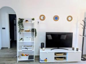 TV a/nebo společenská místnost v ubytování Sunny Getaway with Pool & Rooftop Views VM77