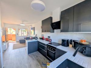 Kuchyň nebo kuchyňský kout v ubytování Sunny Getaway with Pool & Rooftop Views VM77 + 31 fotografií