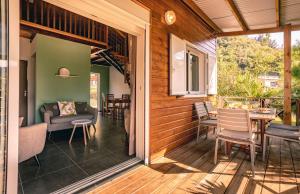 Μπαλκόνι ή βεράντα στο Kaz Passion - Bungalow avec Piscine a L'Entre-Deux