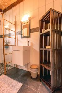 Ένα μπάνιο στο Kaz Passion - Bungalow avec Piscine a L'Entre-Deux