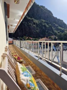 ein Balkon mit Blick auf die Berge in der Unterkunft Nature Brava Stay in Ribeira Brava + 17 Fotos