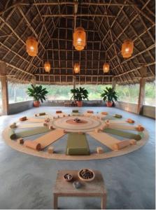 Habitación grande con una mesa en el centro en Sree Veda Wellness Resort, en Kuilapayam