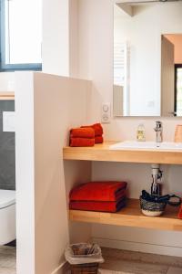 ein Badezimmer mit Waschbecken und Spiegel in der Unterkunft Bread et Couette in Lyon