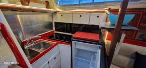 Η κουζίνα ή μικρή κουζίνα στο Grand voilier avec tout confort