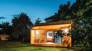 俄斯特拉发Ostravinka - Boutique Cabin的一间小小屋,在院子里设有门廊