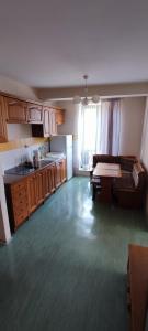 斯拉百斯Osiedle Studenckie w Słubicach的一间大厨房,中间设有一张桌子