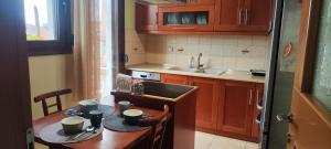 een kleine keuken met een tafel en een wastafel bij Luxurious Apartment Drama in Drama