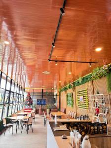 ein Restaurant mit Tischen und Stühlen und einem Weihnachtsbaum in der Unterkunft ABE Hotel & Convention in Siborongborong