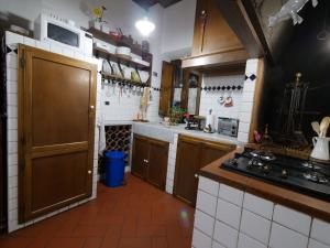 Una cocina o cocineta en Alloggiare nei luoghi dove é vissuto Dante 2 fotos más