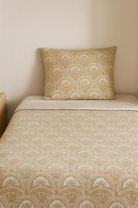 un letto con un cuscino sopra di La pie hour a Saint Malo