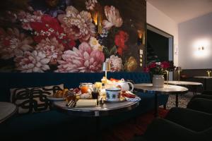 BaraquevilleMaison Barthes Suites B&B的一张桌子,上面有食物,放在画室里