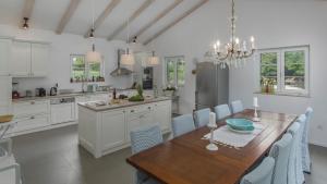 Nhà bếp/bếp nhỏ tại Villa Tre Colonne for 10 persons in Central Istria with 60 m2 private pool & sauna