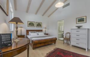 Giường trong phòng chung tại Villa Tre Colonne for 10 persons in Central Istria with 60 m2 private pool & sauna +51 ảnh