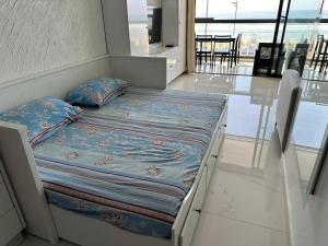 Ένα ή περισσότερα κρεβάτια σε δωμάτιο στο Appartement a La Perle de La plage de Mehdia Kenitra vue sur mer Excellent sea view